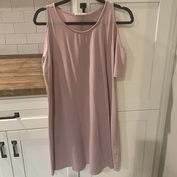 entro Dresses & Skirts - Lavender cold shoulder dress.